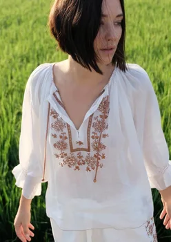 Женская свободная льняная блузка с круглым вырезом и рукавом-лепестком в винтажном стиле со шнуровкой и тяжелой вышивкой